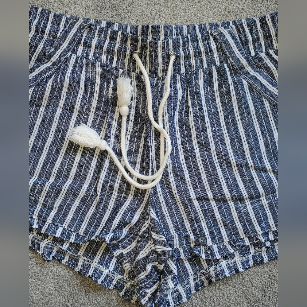 High Rise Striped Shorts - Picture 3 of 4